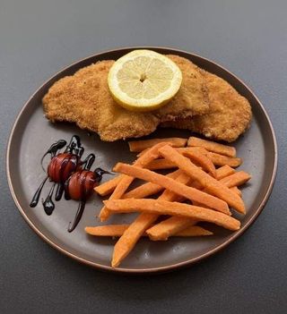 Pohana piletina s prilogom