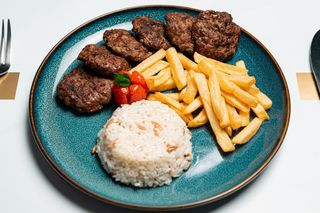 Ćufte s rižom i pomfritom 500gr - Meatballs with Rice and French Fries