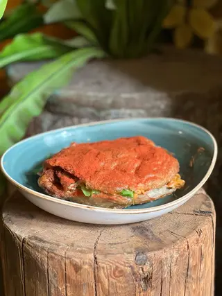 Sandwich chili club con cangrejo frito
