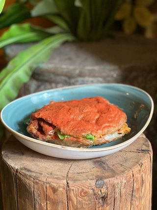 Sandwich chili club con cangrejo frito