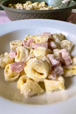 Tortellini panna e prosciutto