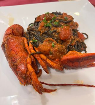 Spaghetti Al Nero Di Seppia Con Tomate Y Bogavante