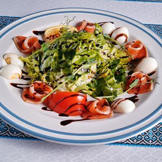 Зелений салат зі слабосоленою сьомгою та перепелиним яйцем