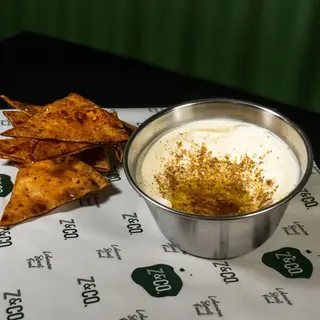 Labne con zaatar crackers