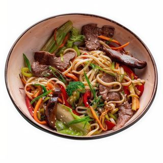 Pasta fresca salteada con tiras de pato Pekín