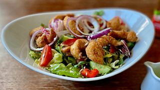 Sałata z Panierowanym Kurczakiem