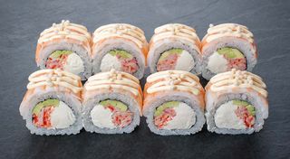 Рол з креветкою, авокадо та сурімі