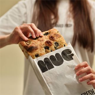 Focaccia cu masline si rozmarin