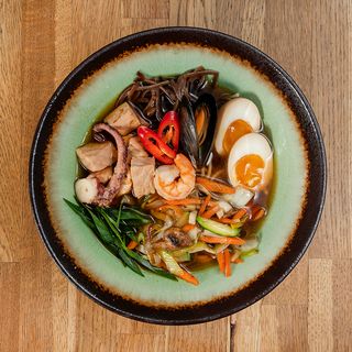 Ramen z owocami morza mały