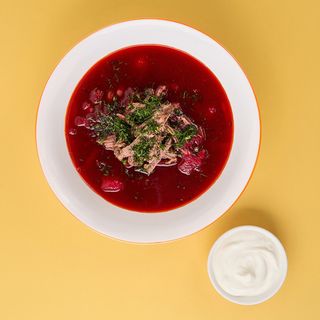 Розкішний борщ з рваною яловичиною та сметаною