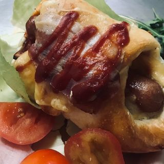 Barchetta gourmet con wurstel, emmental, bacon e ketchup