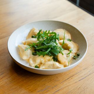 Вареники з картоплею в соусі чеддер та з пармезаном (350г)