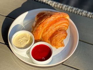 Круасан з вершковим маслом та джемом (150g)