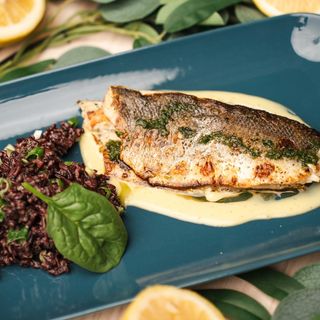 Лаврак на тиган с черен ориз и цитрус    300г