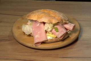 Sendvič sa šunkom i kulenom