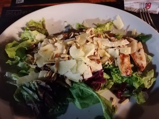 Tagliata di pollo con misticanza, mandorle tostate e grana