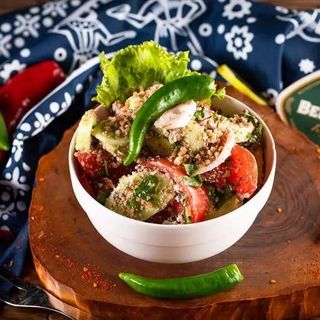 კიტრი პომიდვრის სალათა ნიგვზით