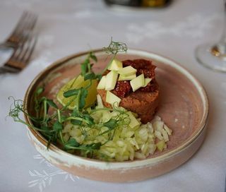 Tatar z wędzonego sledzia z awokado