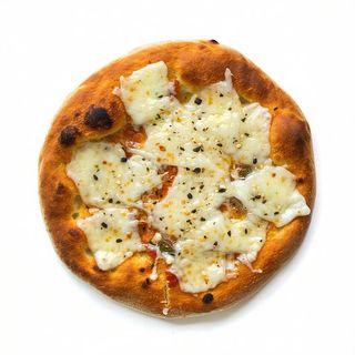 Pizza con pomodoro, mozzariso, patate e wega wurstel