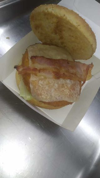 Hamburguesa de Pollo Crujiente con Bacon y Queso