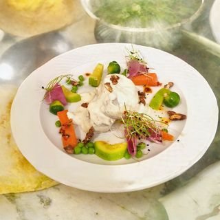 Медальйони з телятини під соусом Рокфор з броколі, солодкою морквою та горіхами