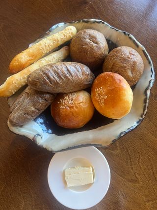 Хлебная корзина собственной выпечки , сливочное масло 