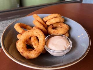 Цибулеві кільця з соусом спайсі (200g)