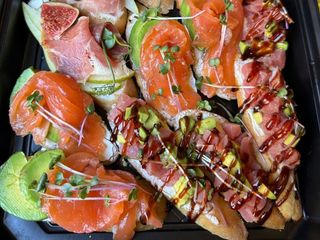 Мікс брускетів тунець,прошуто,лосось