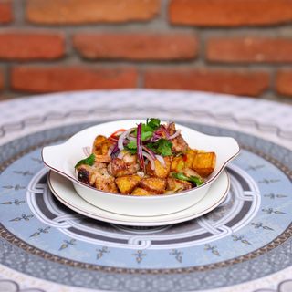 ოჯახური ქათმის ხორცით ხახვის და ღვინის სოუსით