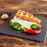 Вафля картофельная со сливочно-сырным соусом и жареным яйцом