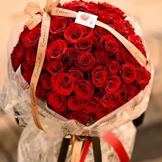 Buchet 101 trandafiri rosii, pregatit sa impresioneze