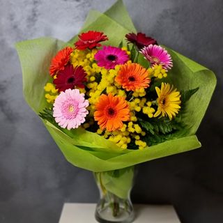 bouquet con 10 gerbere colorate e nebbiolina modello medio