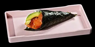TM1.Temaki De Salmón Y Aguacate