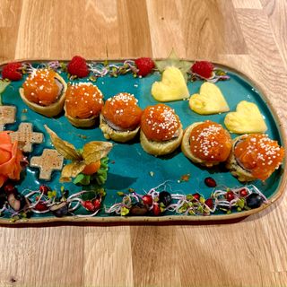 Chrupiące kanapeczki z tatarem z łososia 