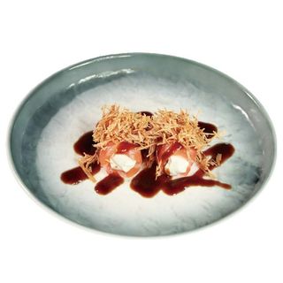 141. Rollo de salmón con queso (2 pzs.)