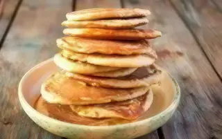 Tortitas Con Nata Y Sirope