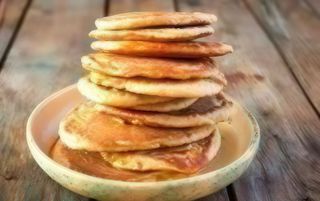 Tortitas Con Nata Y Sirope