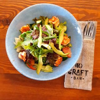 Салат с авокадо и креветками