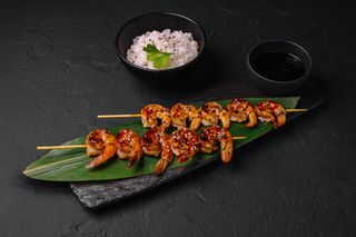 Yakitori cu creveți , orez și sos 