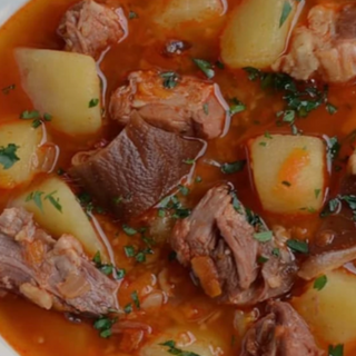 Ciorba de afumatura cu cartofi si sfecla rosie