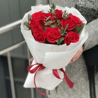 9 червоних троянд