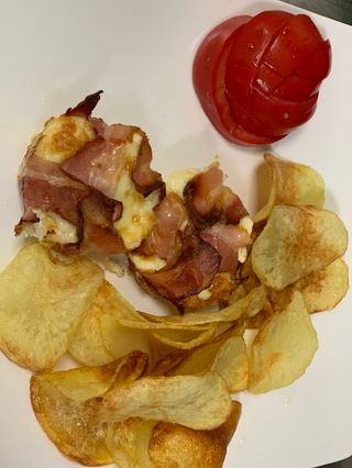 Cuiburi de ouă cu bacon și chipsuri de cartofi