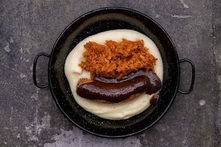 Ковбаска з тушкованою капустою та картопляним пюре (310g)