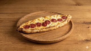 Pide sa kačkavaljem i sudžukom