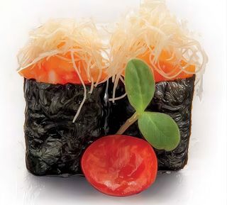 80 Gunkan spicy Salmone avvolto da alga