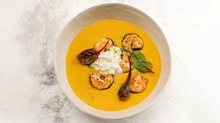 Кукурузный крем суп  с креветками и страчателлой