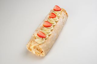 Меренговый рулет с банановой начинкой (850г)