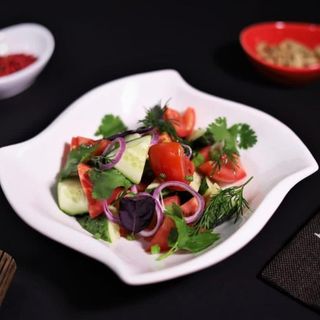 Салат "Овощной" с зеленью по-грузински