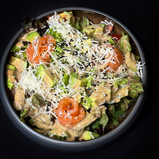 Салат  з лососем та горіховим соусом (300г)