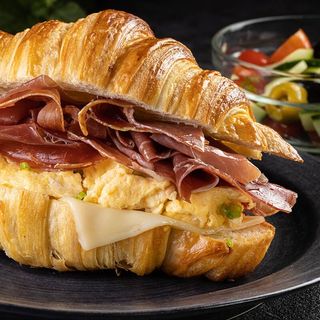 Croissant serrano y huevos revueltos